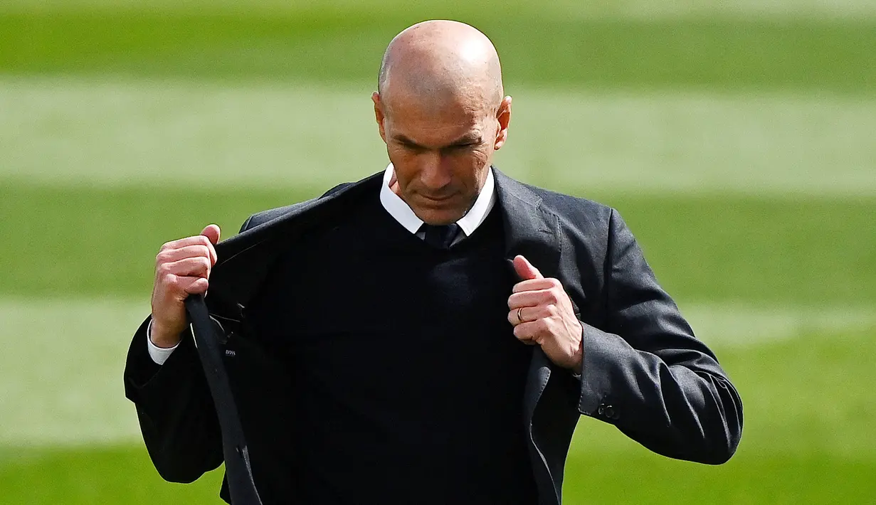 Zinedine Zidane - Legenda Timnas Prancis ini merupakan salah satu pelatih papan atas yang telah teruji kemampuannya dalam meramu skuad. Di bawah tangan dinginya Real Madrid berhasil menorehkan Hattrick juara Liga Champions. (AFP/Gabriel Bouys)