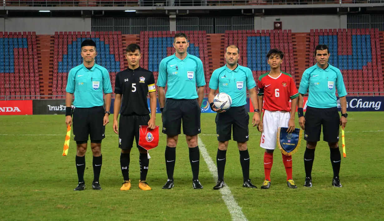 Kapten Timnas Indonesia U-16 dan Kapten Timnas Thailand U-16 mengikuti foto bersama wasit pada laga grup G Piala AFC U-16 di Stadion Rajamangala, Bangkok, Senin (18/9/2017). Timnas Indonesia U-16 menang 1-0. (Bola.com/PSSI)