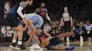 Pemain Oklahoma City Thunder, Josh Huestis jatuh saat berebut bola dengan pemain Los Angeles Lakers, Brook Lopez pada laga NBA basketball game di Staples Center, Los Angeles, (3/1/2018). Lakers kalah 96-133. (AP/Jae C. Hong)