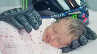Foto Bayi Dipeluk Sarung Tangan Almarhum Ayahnya Ini Bikin Mewek