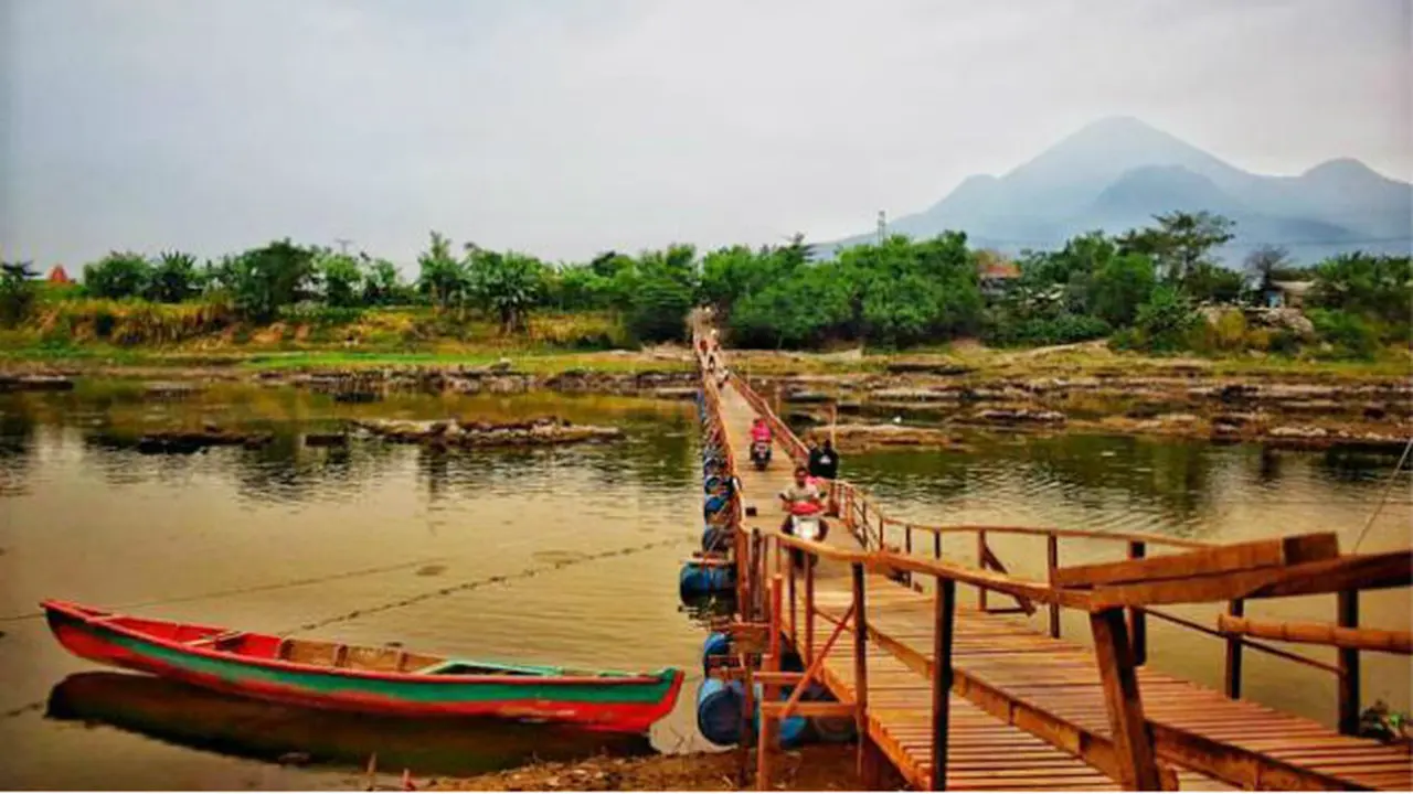 Ngabuburit di Jembatan Apung Penghubung Mojokerto-Sidoarjo