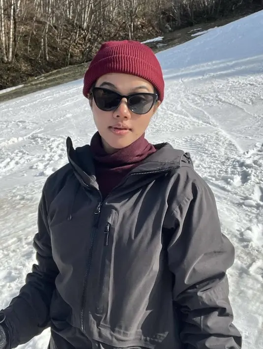 <p>Di tengah salju, Yura tampil dengan jaket hitam dipadukan inner turtleneck warna maroon yang serasi dengan bennienya. Ia pun menambahkan kacamata hitam pada wajahnya yang tanpa makeup. Credit: Instagram (@yurayunita)</p>