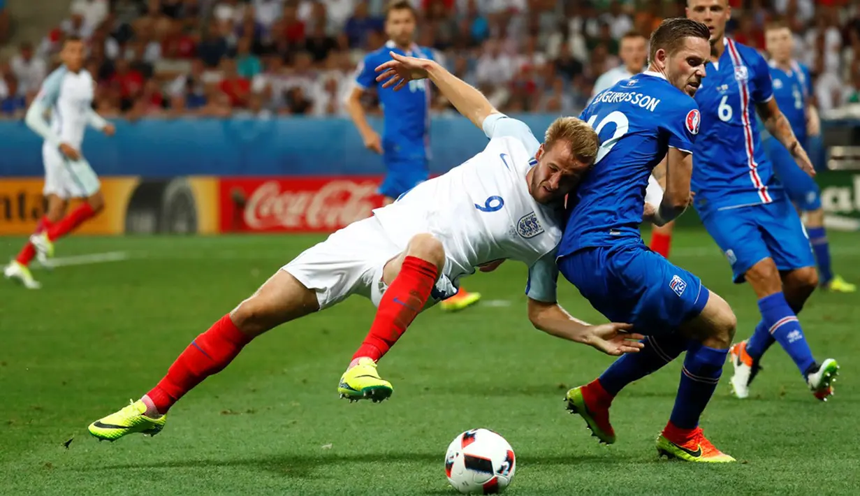 Striker Inggris, Harry Kane, berebut bola dengan pemain Islandia, Gylfi Sigurdsson, pada babak 16 besar Piala Eropa 2016 di Stade de Nice, Nice, Selasa (28/6/2016) dini hari WIB. (Reuters/Kai Pfaffenbach)