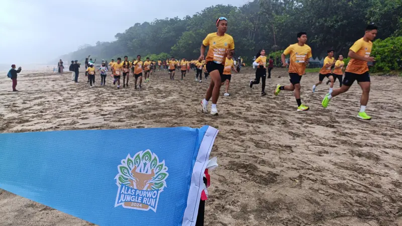 Para peserta Alas Purwo Jungle Run 2024 melewati trek pantai, serta rimbunnya pepohonan lebat. (Istimewa)