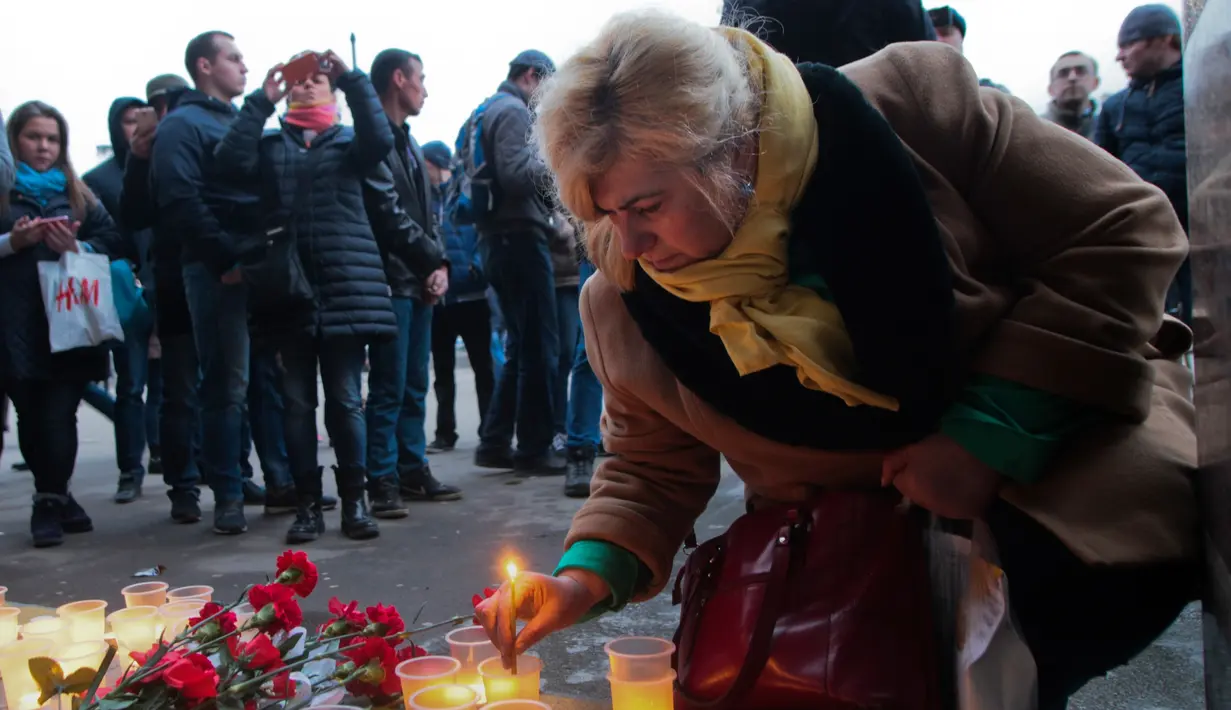 Warga meletakan meletekan lilin di dekat lokasi ledakan bom di stasiun kereta bawah tanah St. Petersburg, Senin (3/4). Dikabarkan kejadian tersebut menewaskan 10 orang dan menghancurkan sebuah gerbong kereta. (AP Photo / Dmitri Lovetsky)
