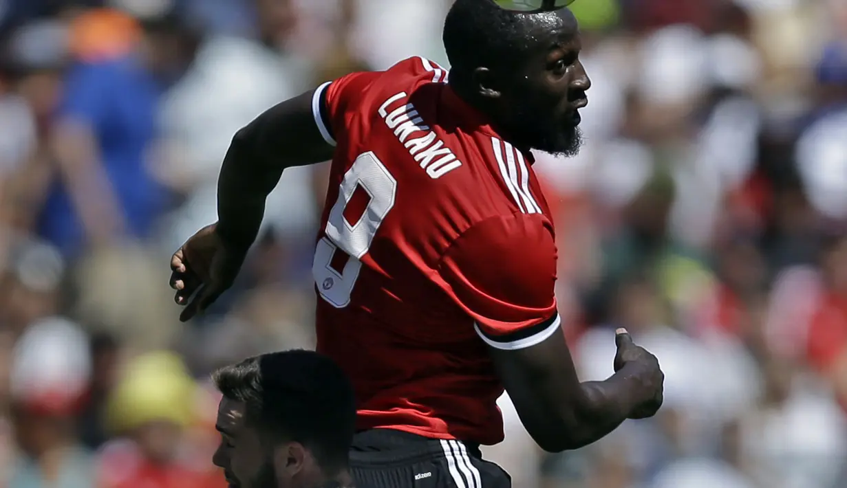 Striker Manchester United, Romelu Lukaku, menyundul bola saat melawan Real Madrid pada laga ICC 2017 di Stadion Levi's, California, Minggu (23/7/2017). MU menang atas Madrid 2-1 melalui adu penalti. (AP/Ben Margot)