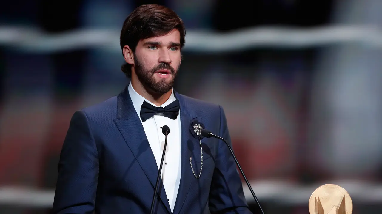 Alisson Becker Raih Penghargaan Yachine Trophy