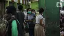 Warga membeli bunga potong di Pasar Rawa Belong, Jakarta, Jumat (29/10/2021). Para pedagang bunga di Pasar Bunga Rawa Belong mulai kembali mendapatkan pembeli dengan skala besar untuk acara-acara pernikahan atau acara besar lainnya. (Liputan6.com/Johan Tallo)