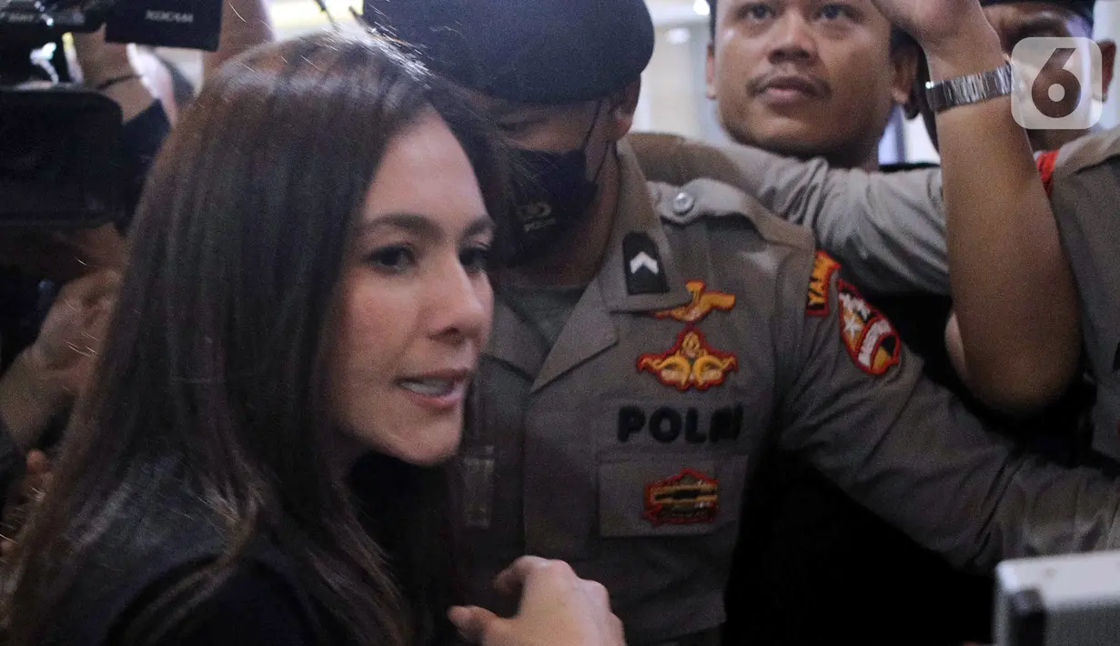 Wulan Guritno tiba di Gedung Bareskrim Polri sekitar pukul 11.40 WIB dengan mengenakan baju hitam berpadu celana warna putih. Tak banyak komentar yang dilontarkan Wulan kepada wartawan. (Liputan6.com/Herman Zakharia)