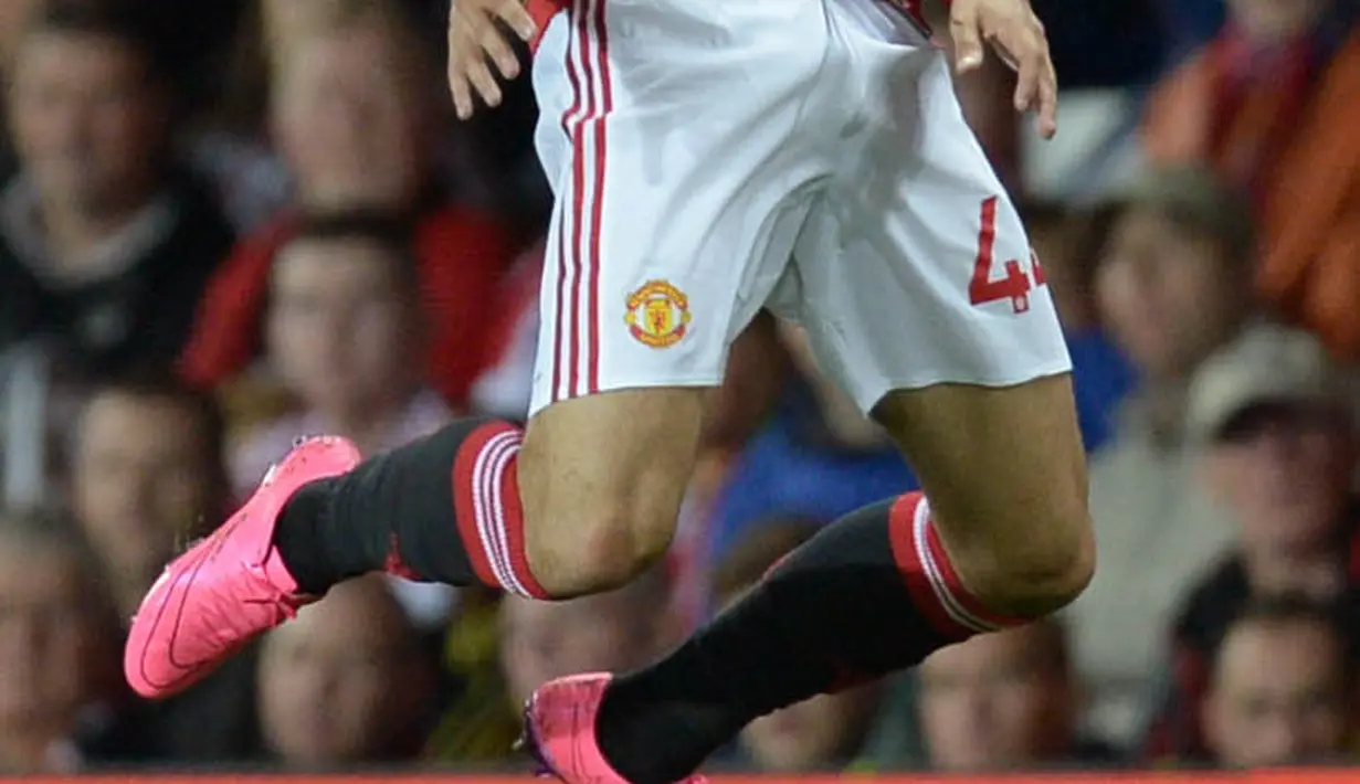 1. Andreas Pereira, menembus skuat inti MU pada musim lalu tak membuatnya mendapat tempat di bawah asuhan Jose Mourinho. Menurut, Daily Mail, wonderkid Brasil ini masuk dalam daftar pemain yang akan dipinjamkan oleh Setan Merah. (AFP/Oli Scarff)