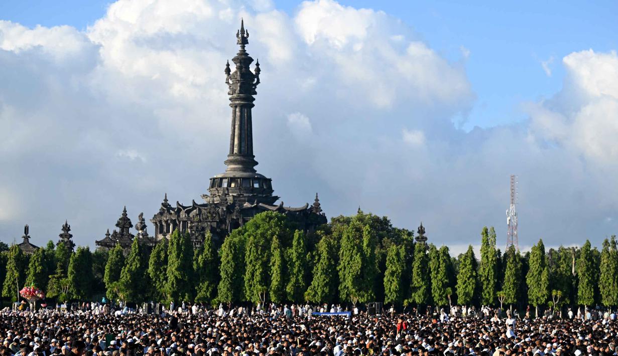 Para jemaah Muslim melaksanakan salat Idul Adha, atau Hari Raya Kurban, di Denpasar, Bali, pada Rabu 27 Mei 2026. (SONNY TUMBELAKA/AFP)