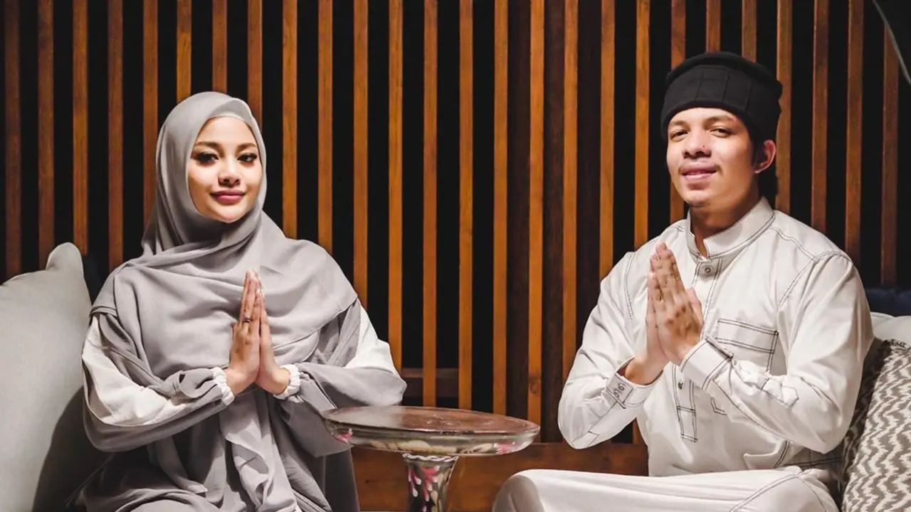 Gaya Aurel Hermansyah Pakai Hijab saat Bersama Suami, Menawan