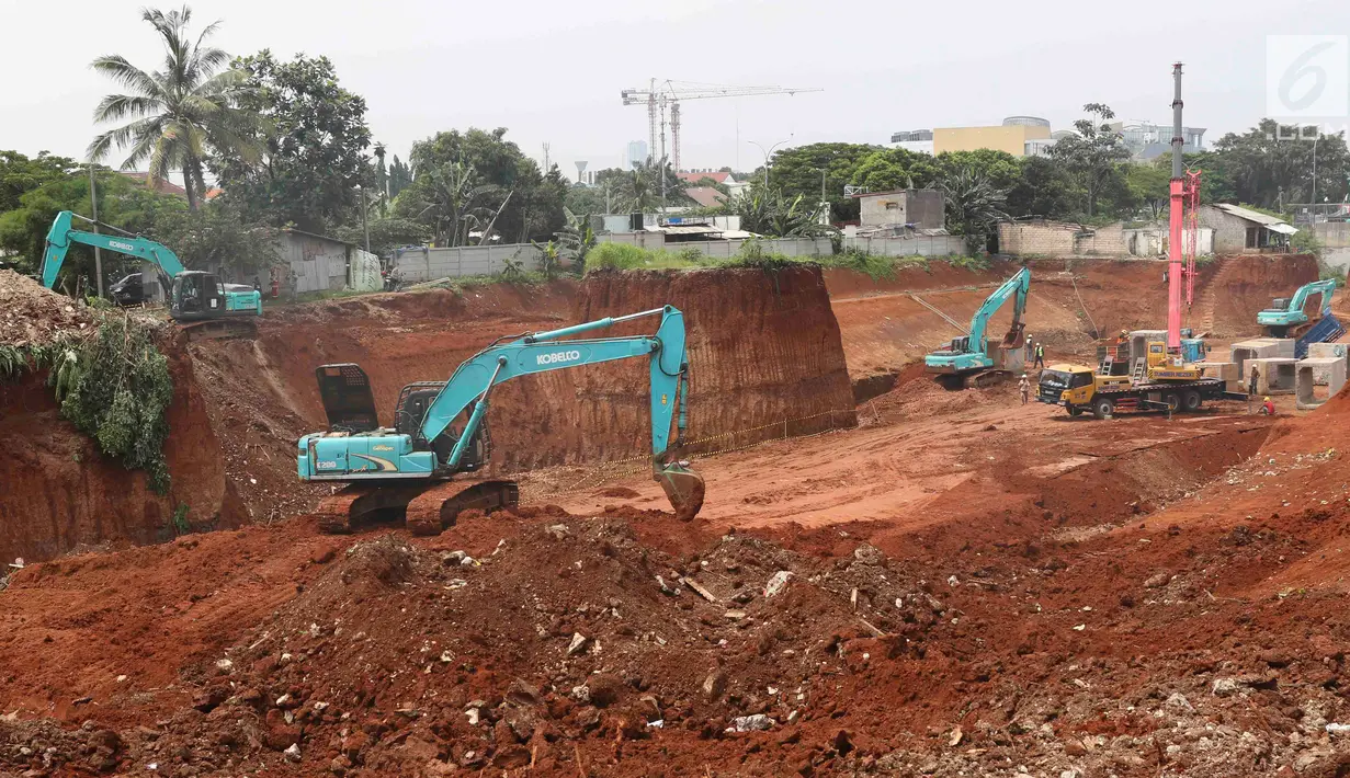 Alat berat mengeksekusi lahan dan bangunan milik  warga yang terkena proyek Jalan Tol Cinere-Jagorawi (Cijago) di Baktijaya, Sukmajaya, Depok, Jawa Barat, Selasa (11/12). Sebanyak 30 rumah dieksekusi dalam proyek ini. (Liputan6.com/Immanuel Antonius)