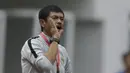 Pelatih Indonesia, Indra Syafri, memberikan arahan kepada anak asuhnya saat melawan Yordania pada laga persahabatan di Stadion Wibawa Mukti, Jawa Barat,  Sabtu (13/10/2018). Indonesia menang 3-2 atas Yordania. (Bola.com/M Iqbal Ichsan)