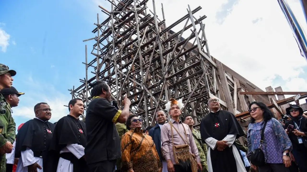 Wapres Gibran Rakabuming Raka memantau progres pembangunan Gereja Katedral Salin Suci Baru saat kunjungan kerja ke Kabupaten Asmat di Papua Selatan. (Antara)