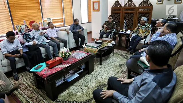 Komedian Sambangi Kantor Kementerian Luar Negeri