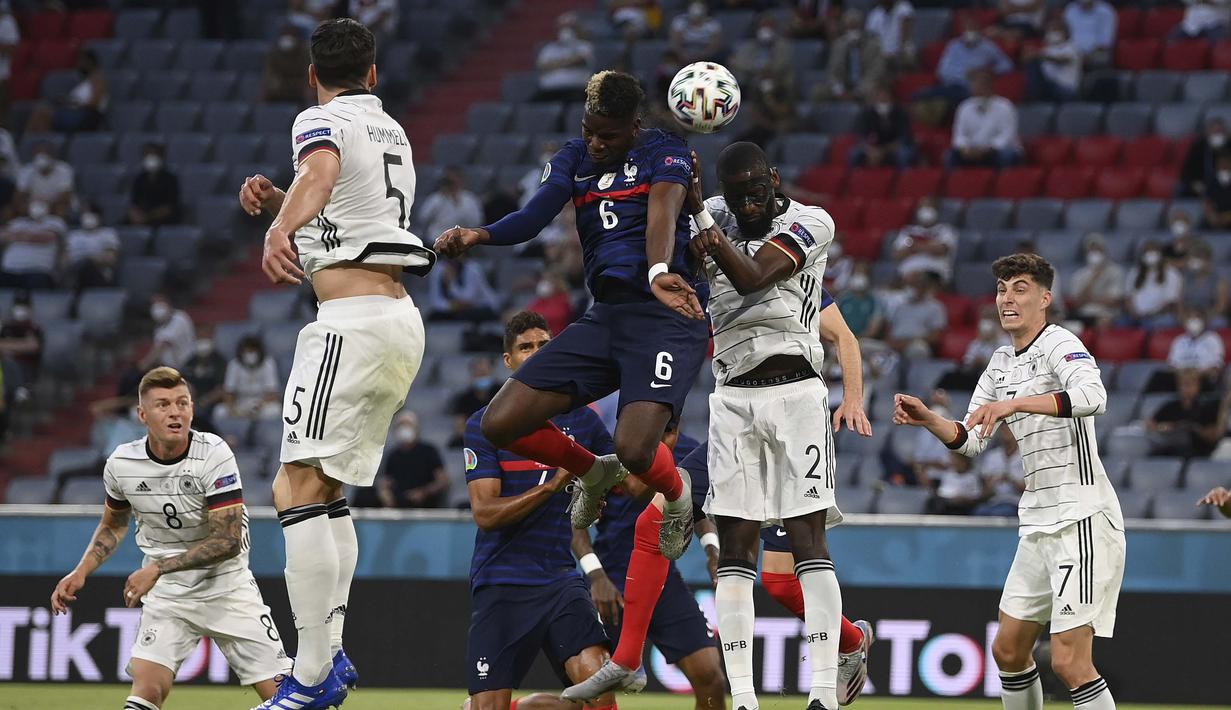 Masuk menit ke-70, Antonio Rudiger memiliki kans untuk membawa Jerman menyamakan kedudukan. Sayangnya, bola hasil sundulan Rudiger yang memanfaatkan assist dari Joshua Kimmich masih bisa digagalkan Hugo Lloris. (Foto: AP/Pool/Matthias Hangst)