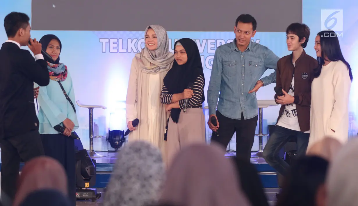 Peserta EGTC 2017 beradu akting dengan para pemeran film Ayat Ayat Cinta 2 saat Emtek Goes To Campus 2017 di Universitas Telkom, Bandung, Rabu (29/11). EGTC 2017 Bandung diadakan pada Selasa-Kamis, 28-30 November 2017. (Liputan6.com/Helmi Fithriansyah)
