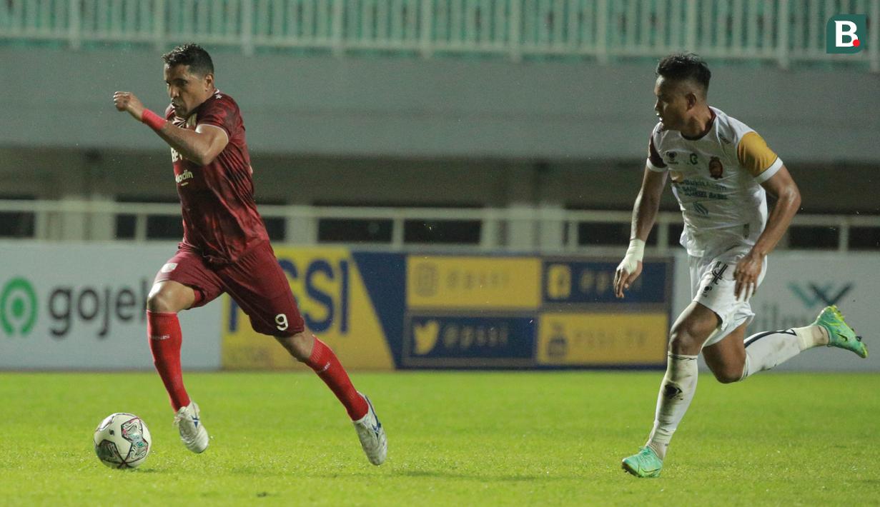 Persis Solo yang kalah di laga perdana langsung tancap gas di laga ini. Hasilnya mereka berhasil unggul ketika babak pertama baru berjalan tiga menit lewat eksekusi penalti sempurna Beto Goncalves. (Bola.com/M Iqbal Ichsan)