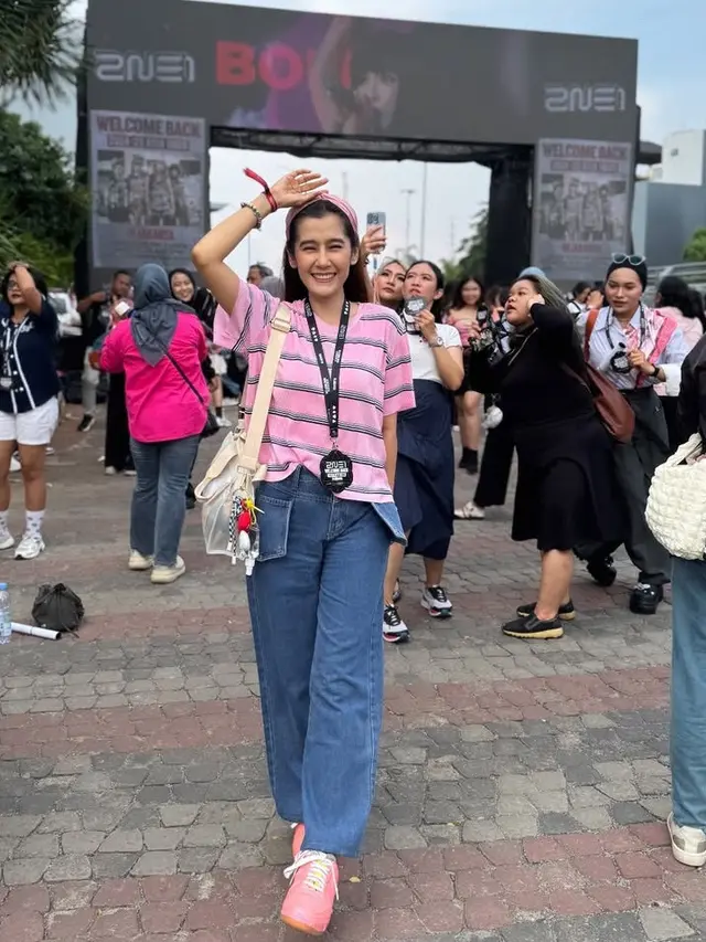 Gaya OOTD Konser Publik Figur Menyaksikan 2NE1 di Jakarta.