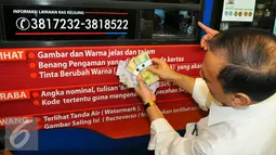 Gubernur BI Agus Martowardojo melakukan sosialisasi uang baru kepada masyarakat di Blok M Square, Jakarta, Senin (19/12). Agus mengatakan uang baru ini memiliki tingkat keamanan yang tinggi. (Liputan6.com/Angga Yuniar)