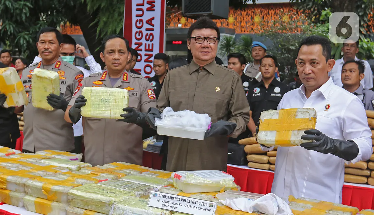 Wakapolri Komjen Pol Gatot Eddy Pramono (kedua kiri) dan  Menpan RB Tjahjo Kumolo memperlihatkan barang bukti dalam rilis pemusnahan narkoba di Mapolda Metro Jaya, Rabu (19/2/2020). Total nilai jual dari barang bukti tersebut ditaksir mencapai Rp 1,58 triliun. (Liputan6.com/Herman Zakharia)