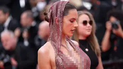 Alessandra Ambrosio mencuri perhatian saat tampil gemerlap melintasi karpet merah pada upacara pembukaan dan pemutaran perdana film 'Jeanne du Barry' di Festival Film Cannes 2023. (Photo by Vianney Le Caer/Invision/AP)