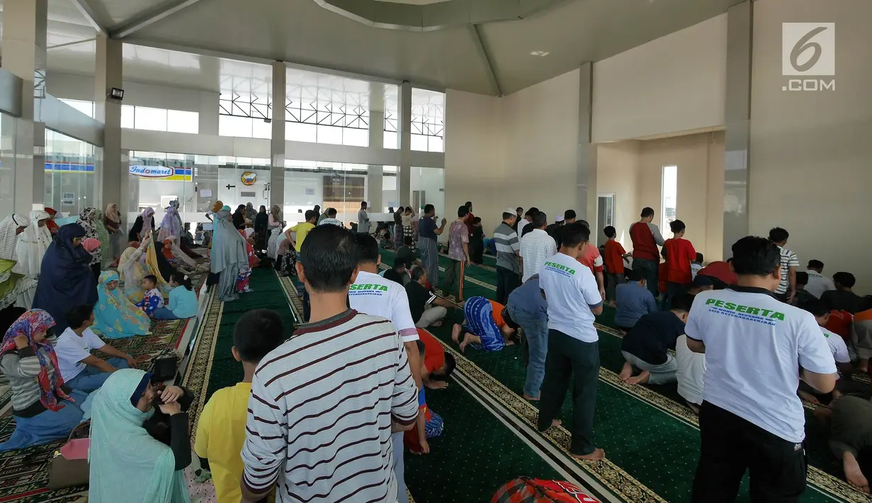 Pemudik salat di masjid Rest Area Km 228A Tol Kanci-Pejagan, Cirebon, Jawa Barat, Sabtu (1/6/2019). Rest area ini memiliki 308 toilet dan fasilitas lainnya seperti masjid, rumah makan, dan lain-lainnya. (Liputan6.com/Herman Zakharia)