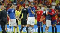 Pemain Italia, Leonardo Bonucci (tengah) tampak kecewa usai timnya kalah dari Spanyol pada  laga Grup G kualifikasi Piala Dunia 2018 di Santiago Bernabeu stadium, Madrid, (2/9/2017). Spanyol menang 3-0. (AP/Paul White)