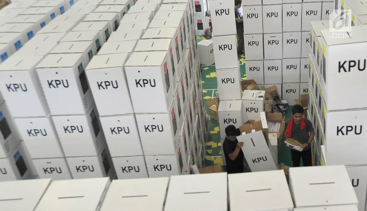 Pekerja memasukkan logistik ke kotak suara saat proses persiapan distribusi di Gedung Serba Guna Pondok Aren, Tangsel, Selasa (10/4). Logistik yang didistribusikan, meliputi kotak suara, surat suara, bantalan, alat coblos dan lembaran formulir pendukung yang diperlukan. (merdeka.com/Arie Basuki)