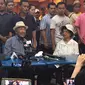 Mantan PM Malaysia Mahathir Mohamad saat menggelar konferensi pers di Kuala Lumpur, Minggu (30/8/2015). (www.twitter.com/@HilalAzm)