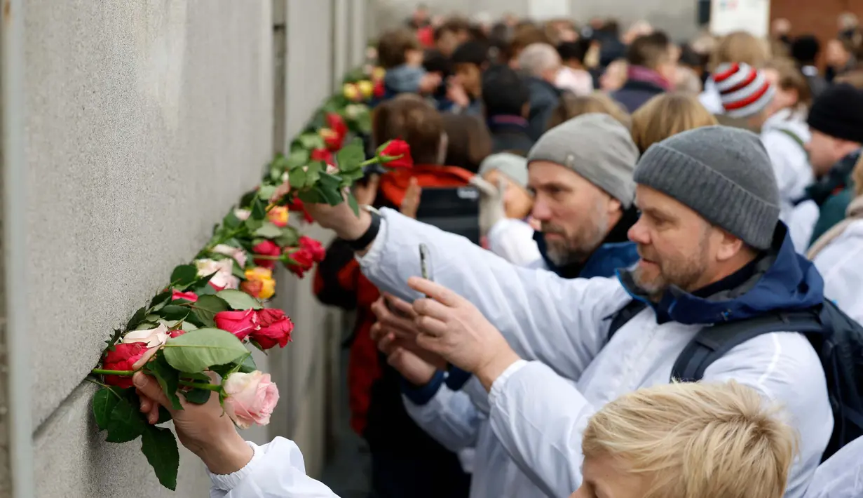 Runtuhnya Tembok Berlin yang menandai penyatuan kembali negara Jerman. (Odd ANDERSEN/AFP)