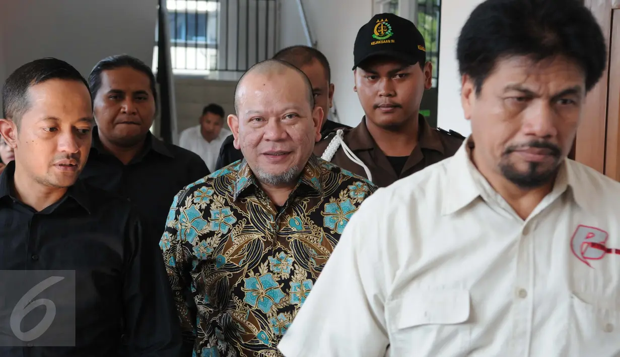 La Nyalla Mattaliti berjalan keluar ruangan usai sidang perdana di Pengadilan Tipikor Jakarta, Senin (5/9). La Nyalla diduga menggunakan dana hibah Kadin Jatim Rp 5,3 miliar untuk membeli saham publik di Bank Jatim pada 2012. (Liputan6.com/Helmi Afandi)