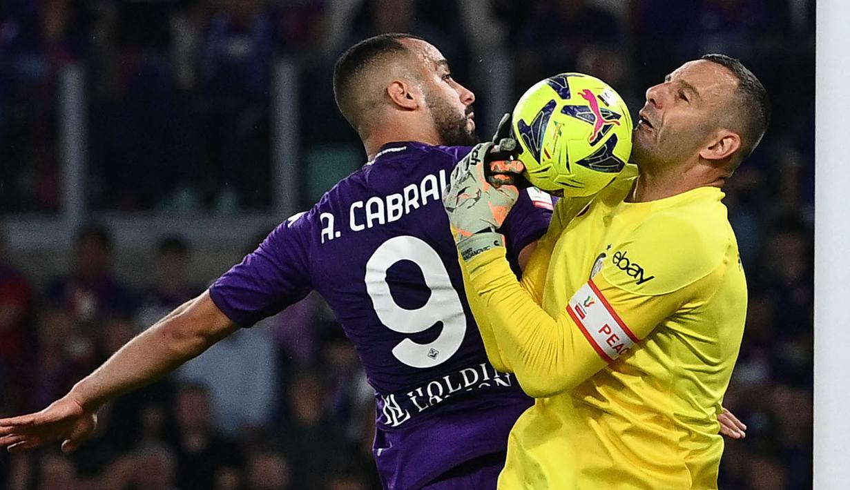 Kiper Inter Milan, Samir Handanovic (kanan) berebut bola dengan pemain Fiorentina, Arthur Cabral pada laga Coppa Italia di Stadio Olimpico, Roma, 24 Mei 2023. (AFP/Isabella Bonotto)
