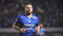 Pemain Persib Bandung, Marc Klok pada laga lanjutan pekan ke-3 BRI Liga 1 2023/2024 antara Persib Bandung melawan Dewa United FC di Stadion Gelora Bandung Lautan Api (GBLA), Bandung, Jumat (14/07/2023). (Bola.com/Bagaskara Lazuardi)