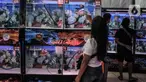 Pengunjung melihat ikan Louhan milik salah satu peserta kontes saat Soul of Competition di Pasar Ikan Hias Johar Baru, Jakarta, Minggu (24/10/2021). Kontes yang diikuti 160 peserta dari berbagai kota di Indonesia ini digelar hingga Senin (25/10). (merdeka.com/Iqbal S. Nugroho)