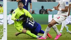 Gelandang Amerika Serikat Christian Pulisic (tengah) bertabraan dengan kiper Iran Alireza Beiranvand setelah mencetak gol pertama timnya pada laga pamungkas Grup B Piala Dunia 2022 di Stadion Al Thumama, Rabu (30/11/2022) dini hari WIB. Christian Pulisic menjadi pahlawan keberhasilan Amerika Serikat lolos ke babak 16 besr Piala Dunia 2022. (AP Photo/Manu Fernandez)