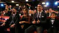 Bintang Real Madrid, Cristiano Ronaldo dan putranya, Cristiano Ronaldo Jr, duduk di samping bintang Argentina, Lionel Messi serta sang istri, Antonella, dalam acara The Best FIFA Football Awards 2017 di London, Inggris, Senin (23/10). (AP/Alastair Grant)