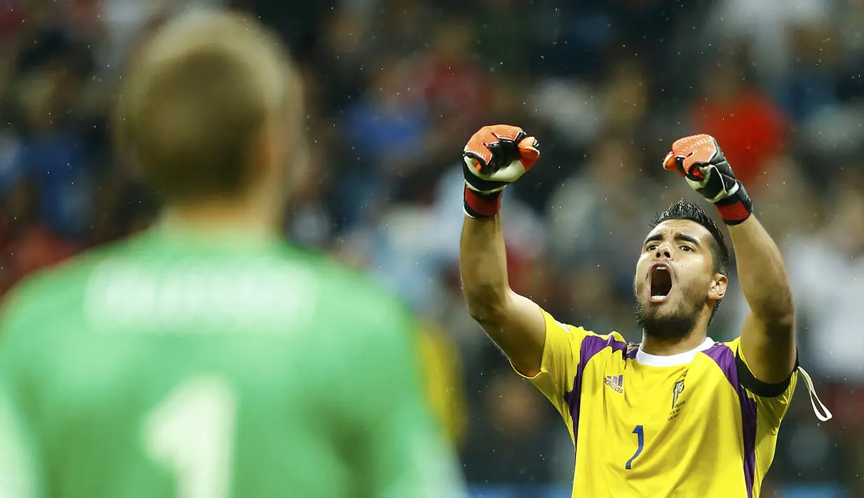 Selebrasi penjaga gawang Timnas Argentina, Sergio Romero, saat berhasil menahan dua tendangan penalti pemain Belanda di laga semifinal Piala Dunia 2014, Sao Paolo, (10/7/2014). (REUTERS/Dominic Ebenbichler)
