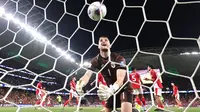 Skuad Garuda harus mengakui keunggulan tuan rumah dan menyerah dengan skor telak 1-5. (AFP/David Gray)