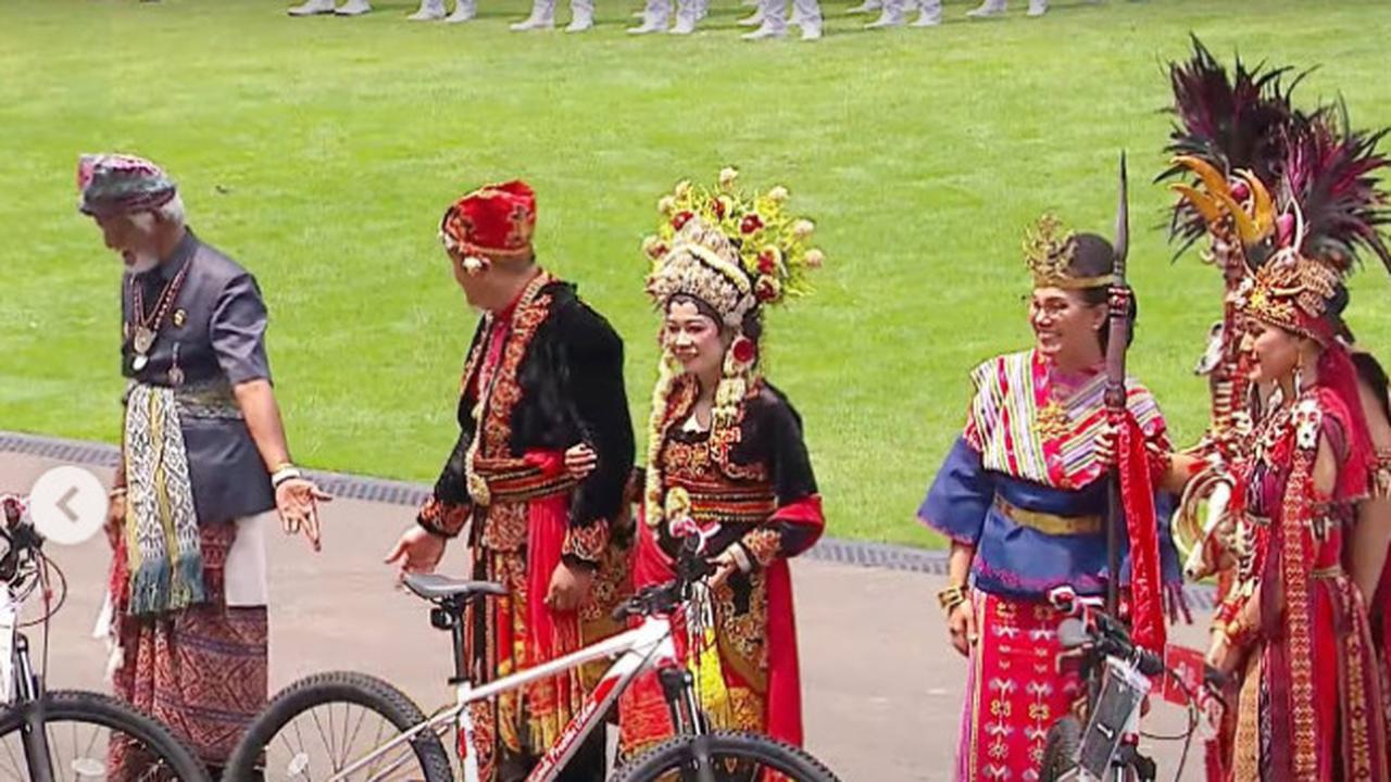 Menteri Keuangan Sri Mulyani dapat hadiah sepeda dari Presiden Joko Widodo (Jokowi) pada Hari Kemerdekaan Indonesia, Kamis (17/8/2023). (Foto: instagram @smindrawati)