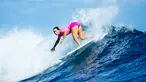  Pesalancar wanita asal Prancis Johanne Defay beraksi menaklukan ombak besar saat memenangkan putaran dua untuk maju ke putaran tiga pada putaran tiga di Fiji Womens Pro pada Senin 30 Mei 2016. (© WSL @wsl/Sloane SOSIAL @edsloanephoto)