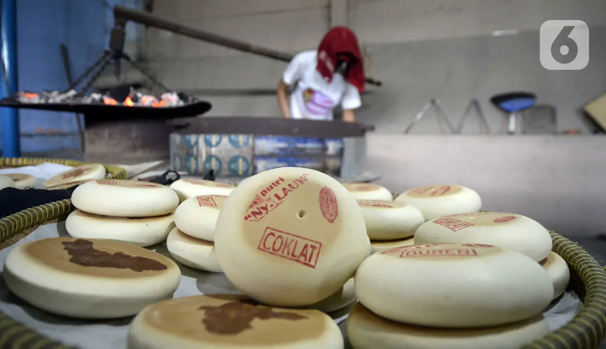 Tumpukan kue bulan terlihat di Industri Rumahan Kue Bulan Putri Lauw, Pondok Sentul, Ciater, Tangerang Selatan, Selasa (10/11/2020). Pada masa pandemi sekarang, produksi kue tradisional khas Tionghoa tersebut menurun sesuai pesanan pembeli. (merdeka.com/Dwi Narwoko)