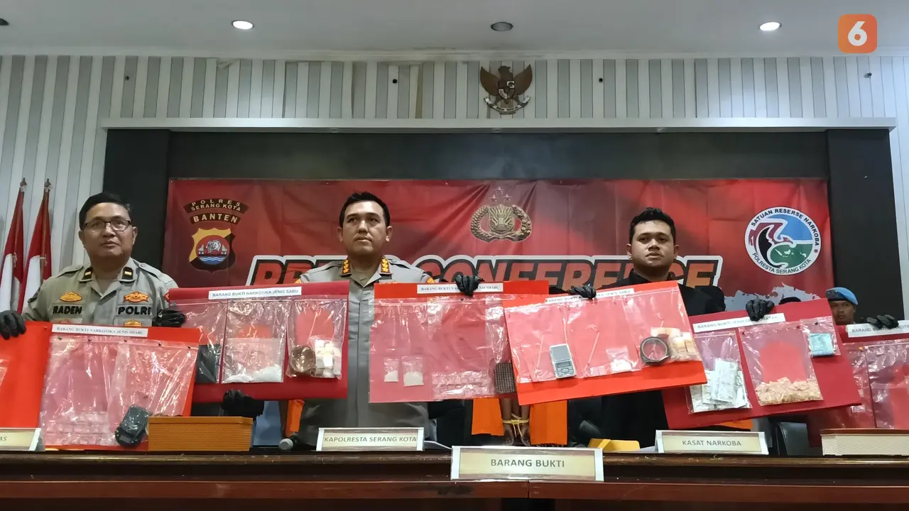 Kapolresta Serkot, Kombes Pol Yudha Satria, Tunjukkan Sabu dan Obat Keras. (Jumat, (02/05/2025). (Yandhi Deslatama/Liputan6.com).