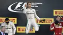 Ekspresi kegembiraan pebalap Mercedes, Nico Rosberg, di podium setelah menjadi juara F1 GP Rusia di Sirkuit Sochi Autodrom, Rusia, Minggu (1/5/2016). (AFP/Yuri Kadobnov) 