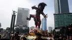 Sejumlah orang mengarak ogoh-ogoh saat Car Free Day di Bundaran HI, Jakarta, Minggu (19/3). Kegiatan tersebut untuk menyosialisasikan pawai ogoh-ogoh di Pura Agung Wira Satya Bhuana, Jakarta, pada Senin (27/3). (Liputan6.com/Angga Yuniar)