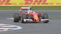 Pebalap Ferrari, Kimi Raikkonen, menjadi yang tercepat pada latihan bebas kedua F1 GP China di Sirkuit Internasional Shanghai, China, Jumat (15/4/2016). (Bola.com/Twitter/F1)