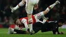 Pemain Arsenal Lucas Torreira (atas) berbenturan dengan pemain Manchester United Jesse Lindgard pada pertandingan lanjutan Liga Inggris di Emirates Stadium, London, Rabu (1/1/2020). Arsenal menang 2-0. (AP Photo/Matt Dunham)