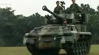 Batalyon Kavaleri I Kostrad berlatih baris-berbaris dengan menggunakan Tank Scorpion di Cijantung, Jaktim.