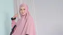 Tak hanya pashmina dan jilbab segi empat, Nina Zatulini juga sering kenakan hijab syari. Tampil dengan hijab dan gamis berwarna senada, istri Chandra Taupan Ansar ini makin menawan. Senyuman yang dilemparkannya ke kamera membuat Nina Zatulini kian memesona. (Liputan6.com/IG/@ninazatulini22)